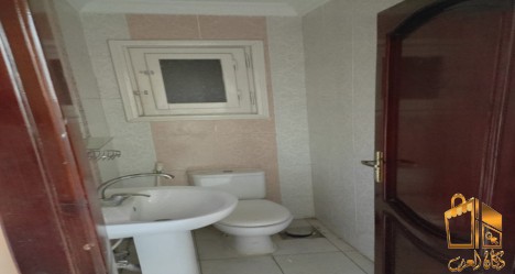 شقة بعمارة شيك و حديثة بسموحة